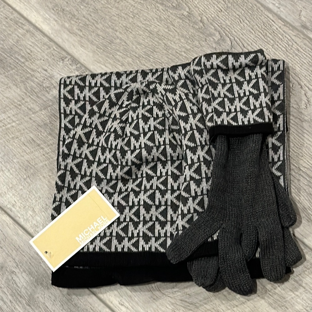 NWT Michael Kors Scarf Hat Glove Set
